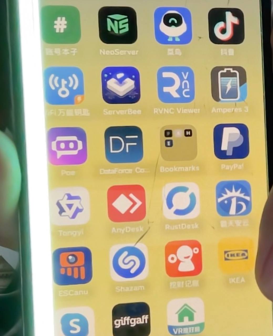iPhone 12 mini，屏幕闪烁，绿屏，是什么出故障了？插图