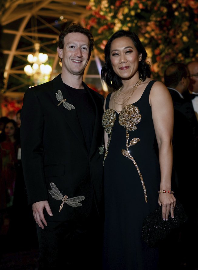 脸书创办人扎克伯格和妻子普莉希拉（Priscilla）穿着印度传统蜻蜓服
