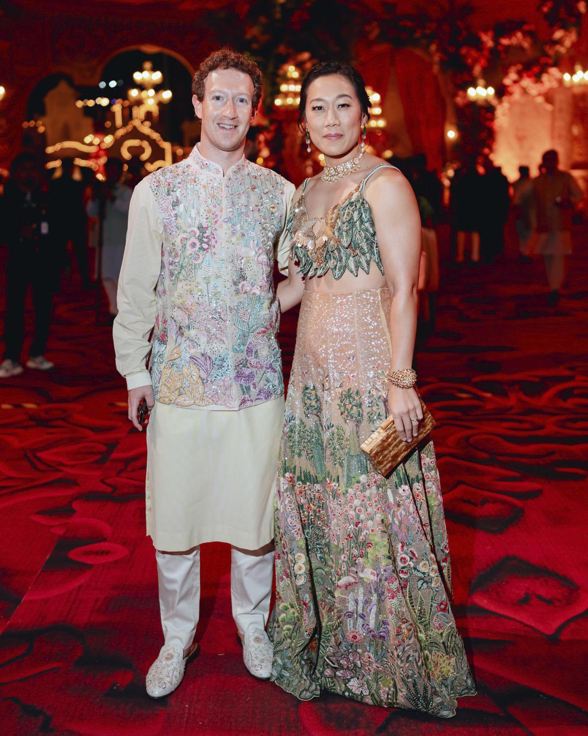 脸书创办人扎克伯格和妻子普莉希拉（Priscilla）换上印度传统服装