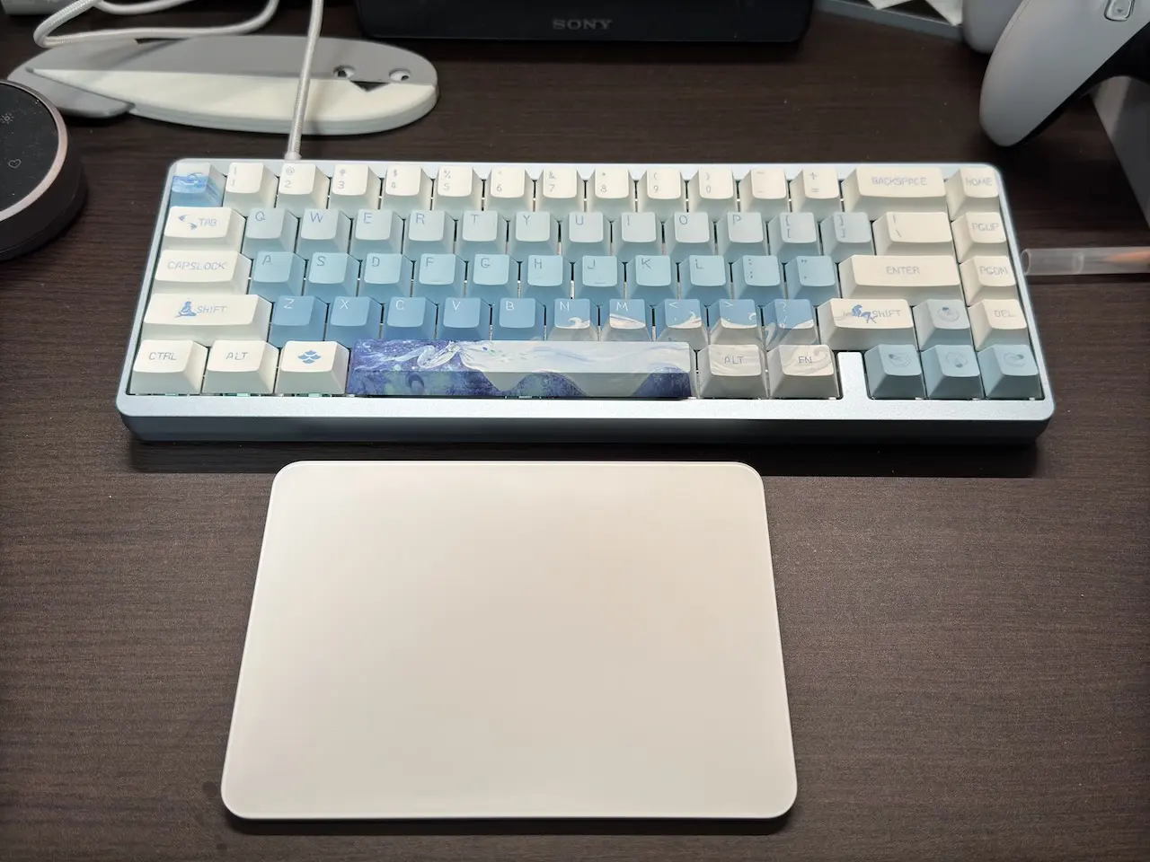 键盘正面,天蓝色和白色的触控板比较搭