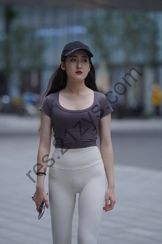 精选街拍作品_白色紧身瑜伽裤女生