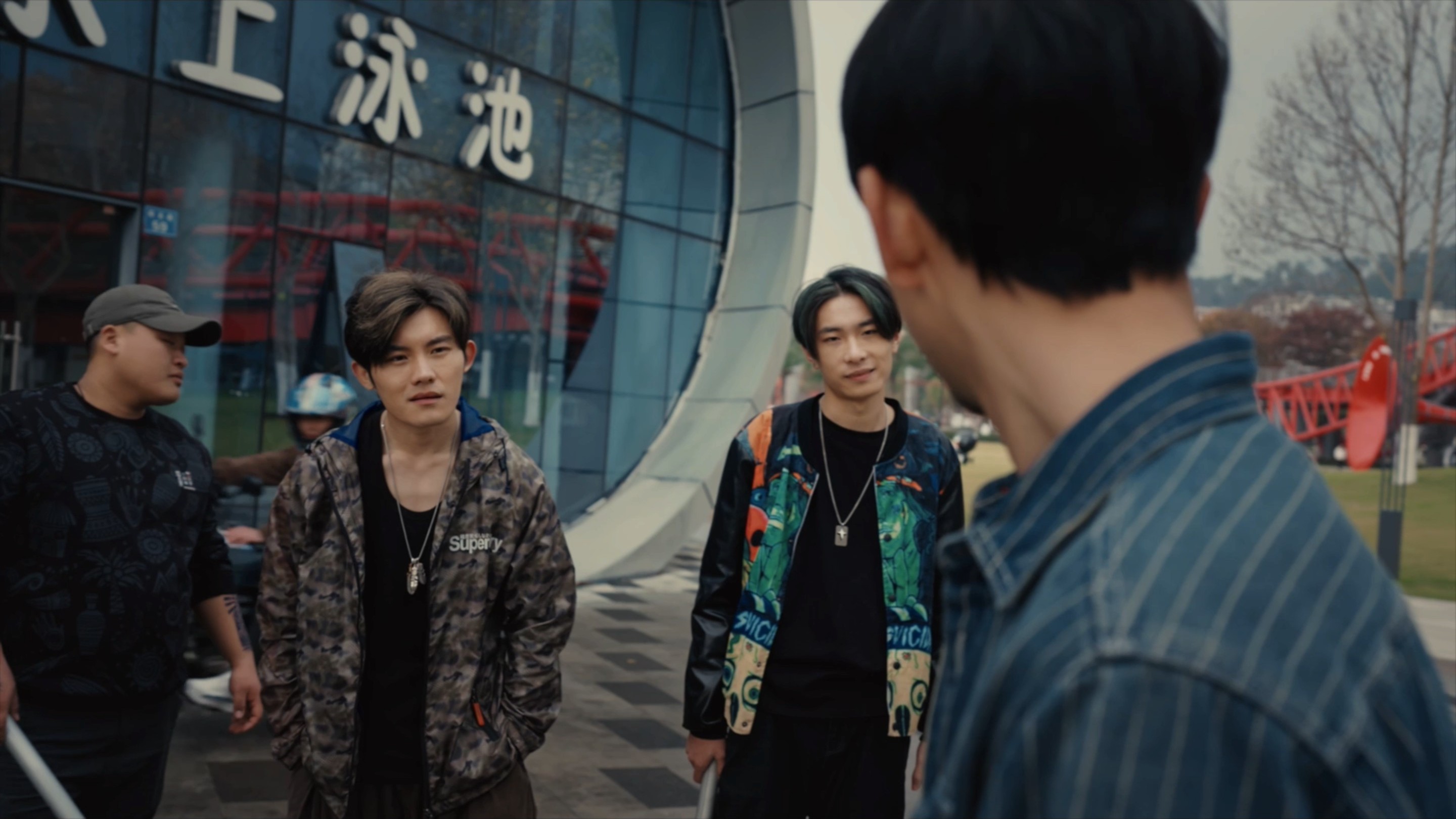 《极速营救》中邵宇路遇一帮小混混