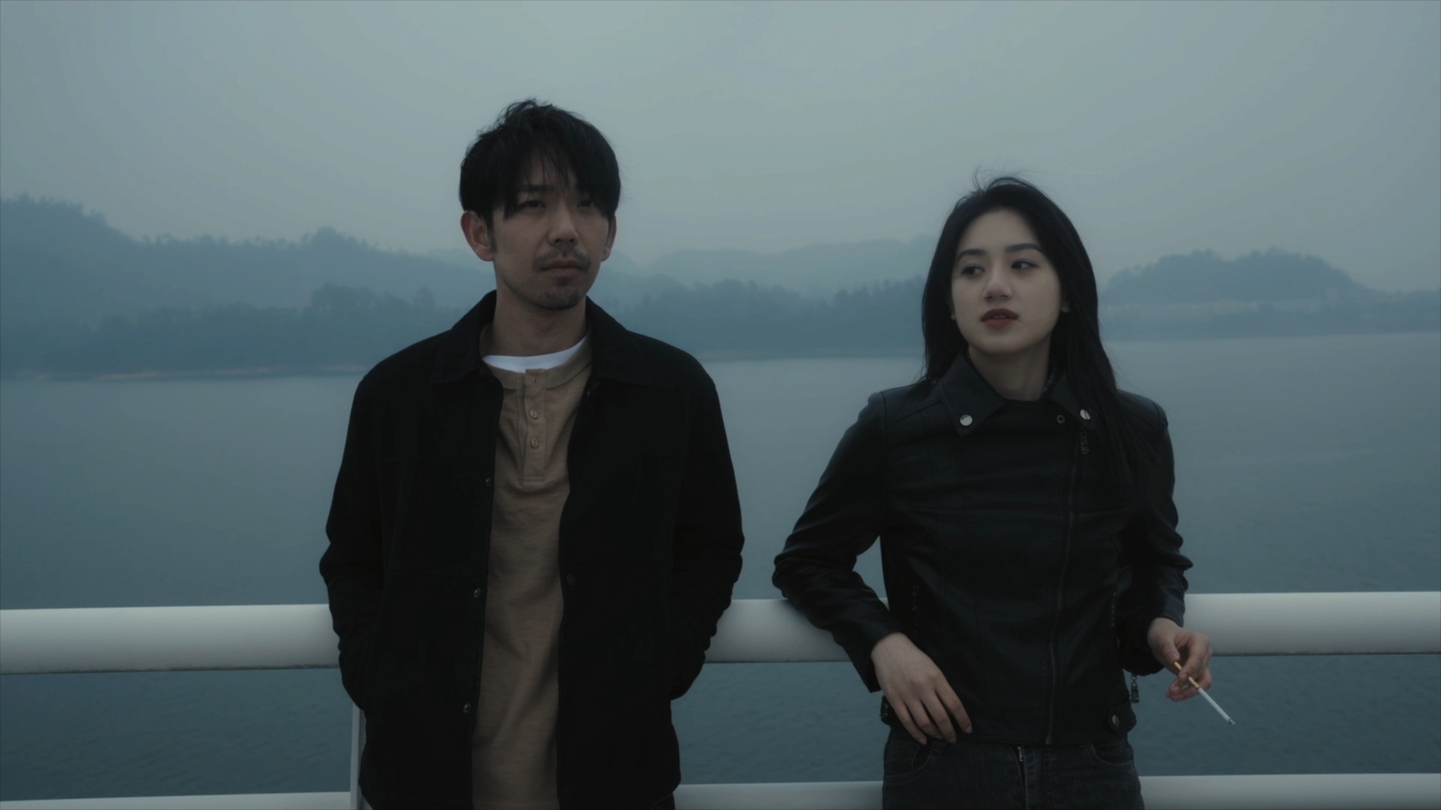 《极速营救》中邵宇和手里夹烟的阿紫靠在湖边的栏杆上