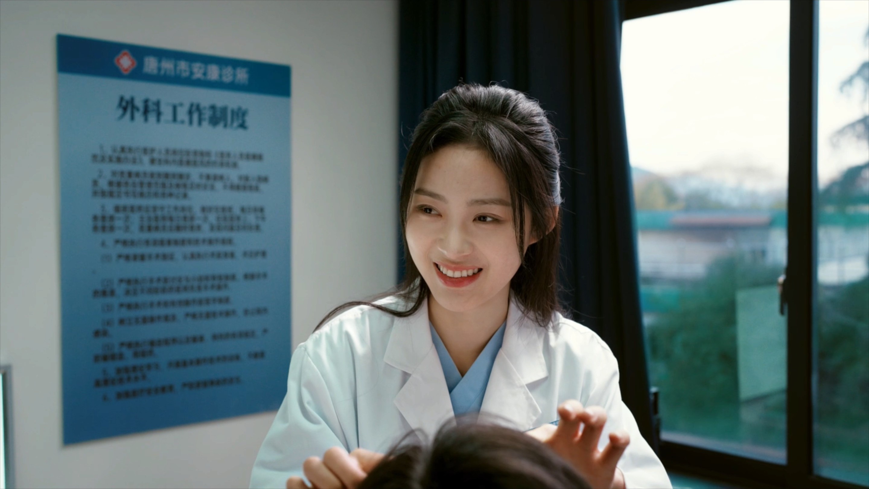 《极速营救》中的医生宁静笑靥如花