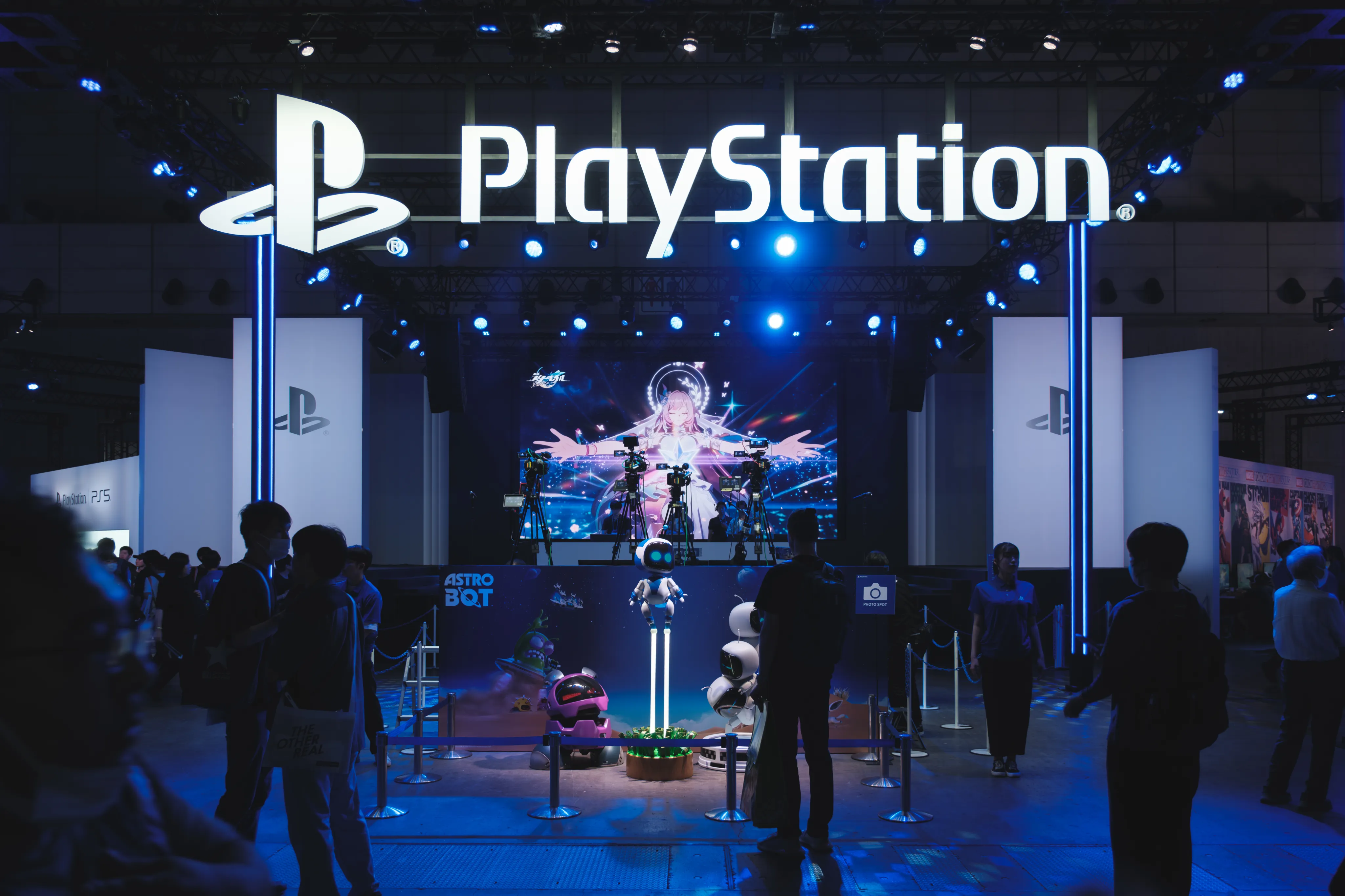 PlayStation 展区,整个 TGS 唯一一处出现米哈游的地方,他真的,我哭死