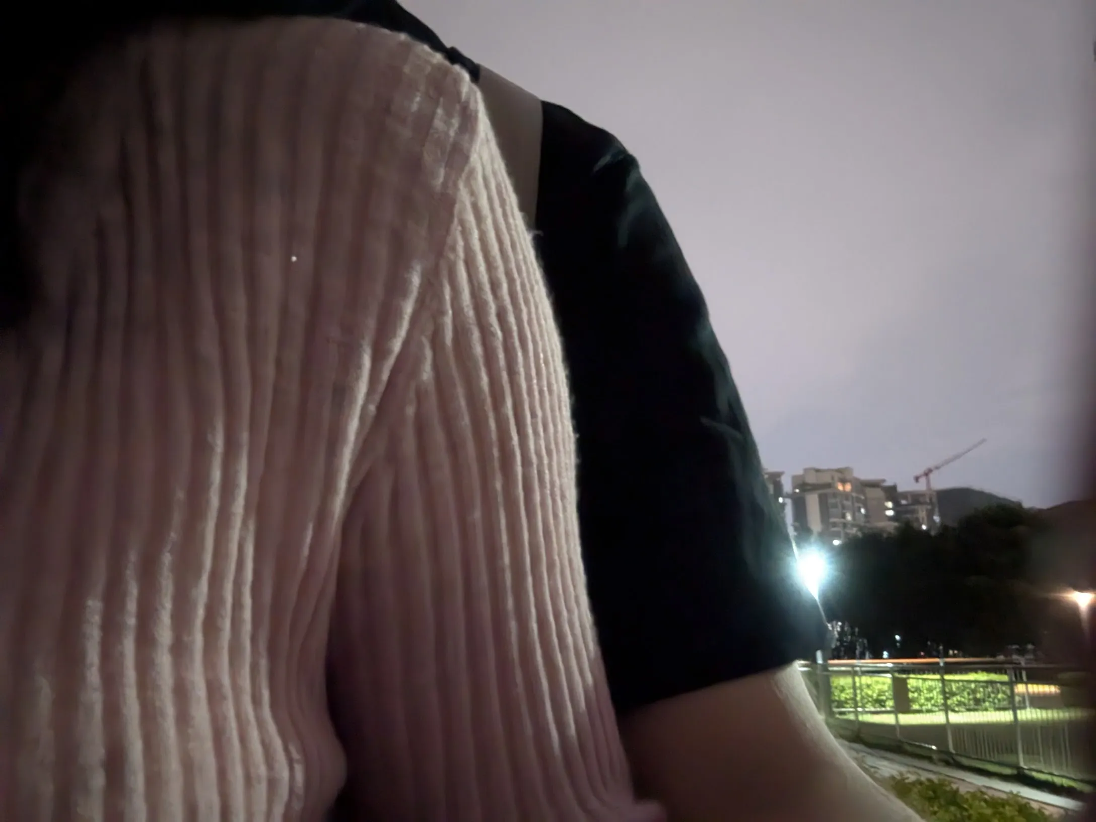 By the river holding Lingling, Lingling pressed the shutter