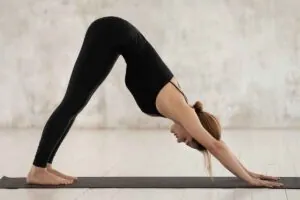 21天改善圆肩驼背特训营课程封面与训练场景