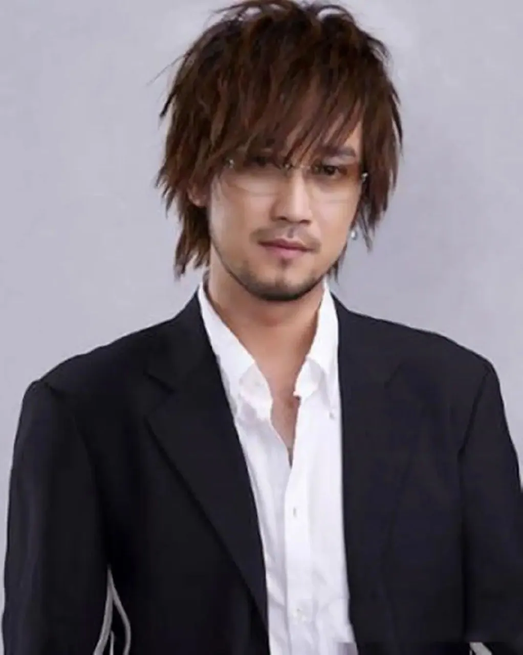 周传雄WAV 24bit无损单曲合集封面，黄昏色调映衬小刚经典侧脸