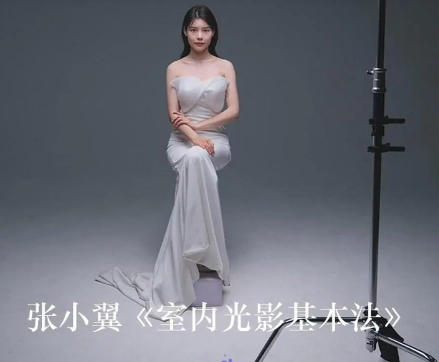 张小翼室内人像布光示范图：窗边单灯加反光板打造柔和高光